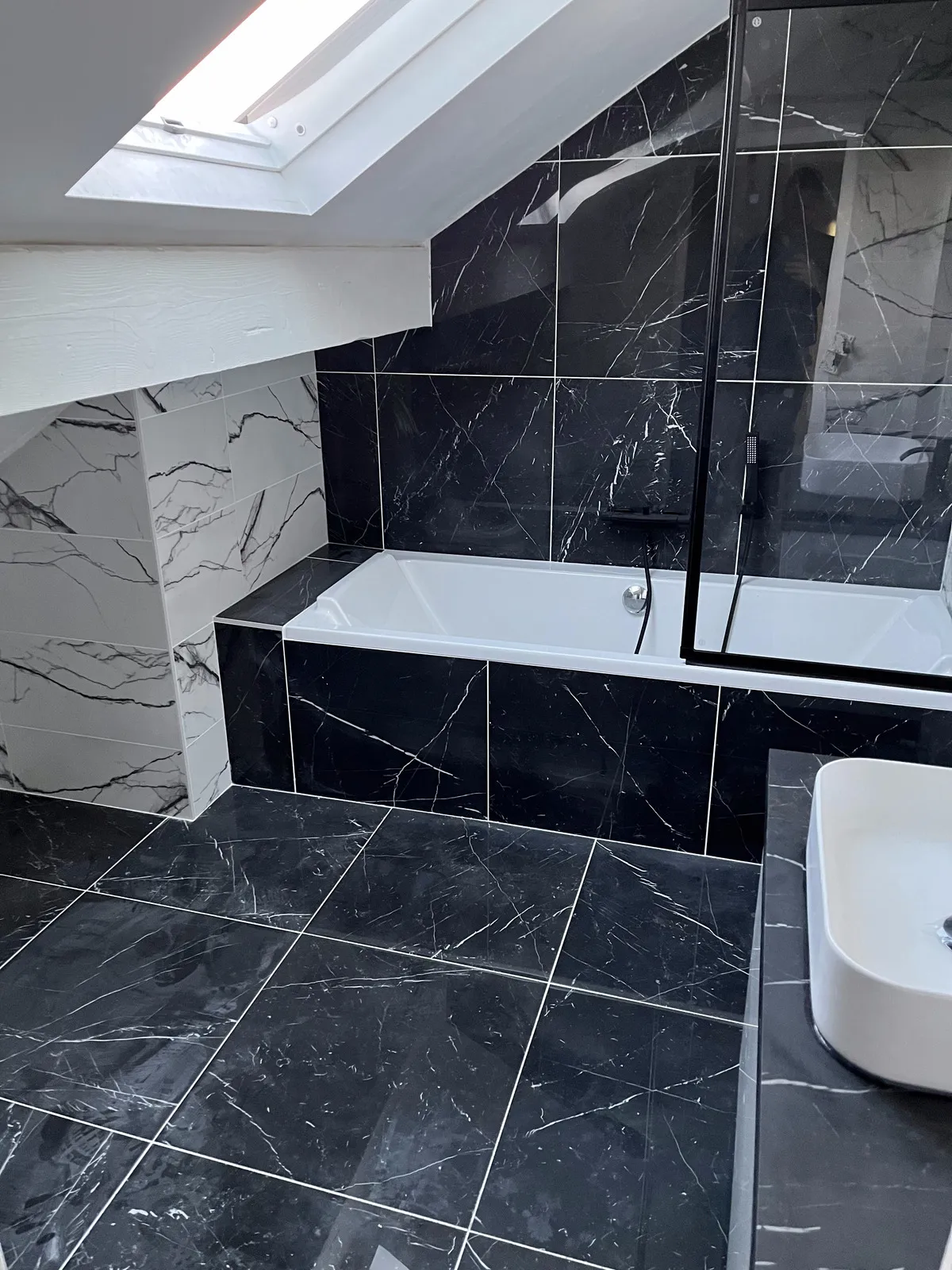 salle de bain en marbre noire