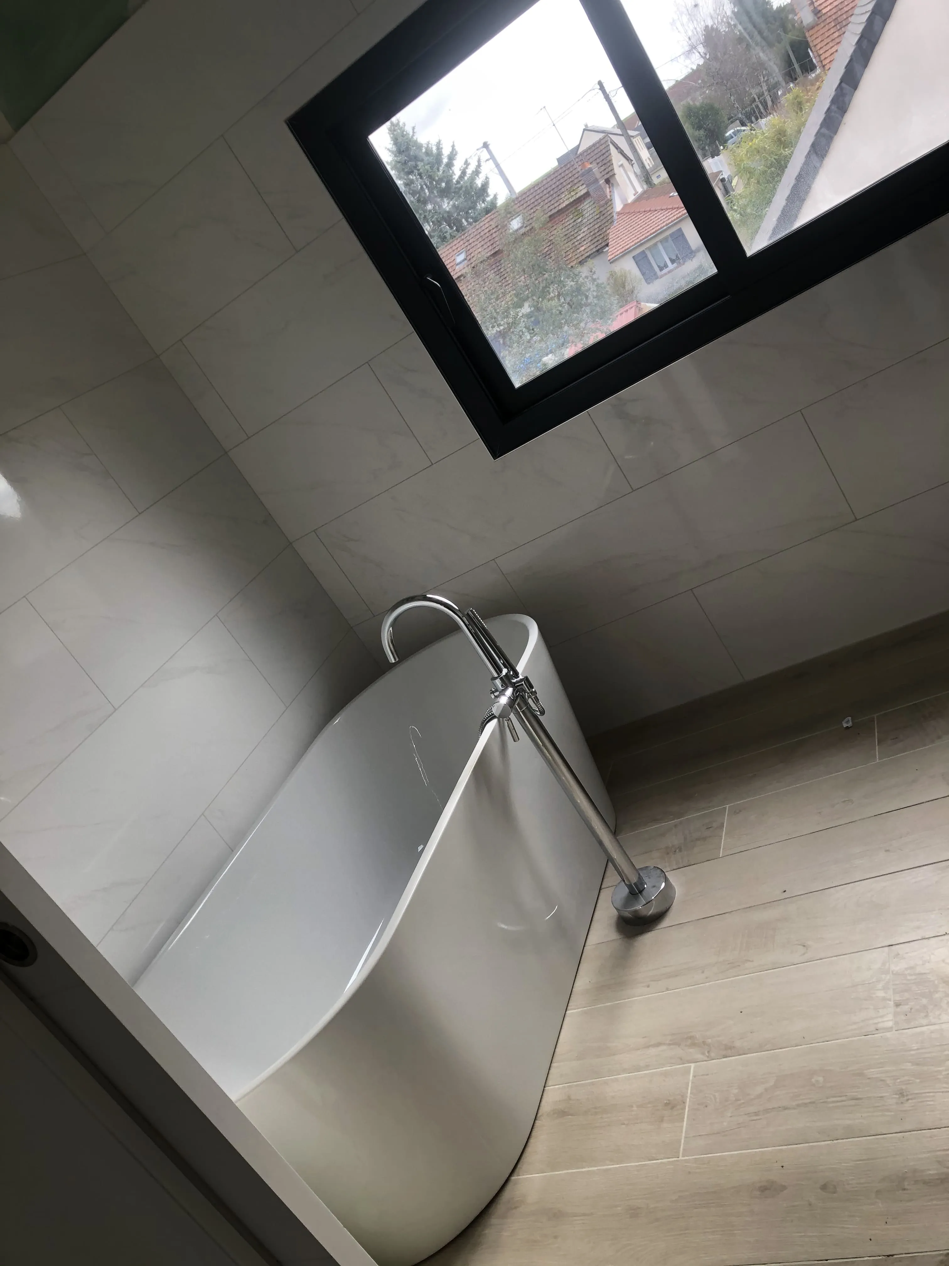 Baignoire blanche et carrelage marbre
