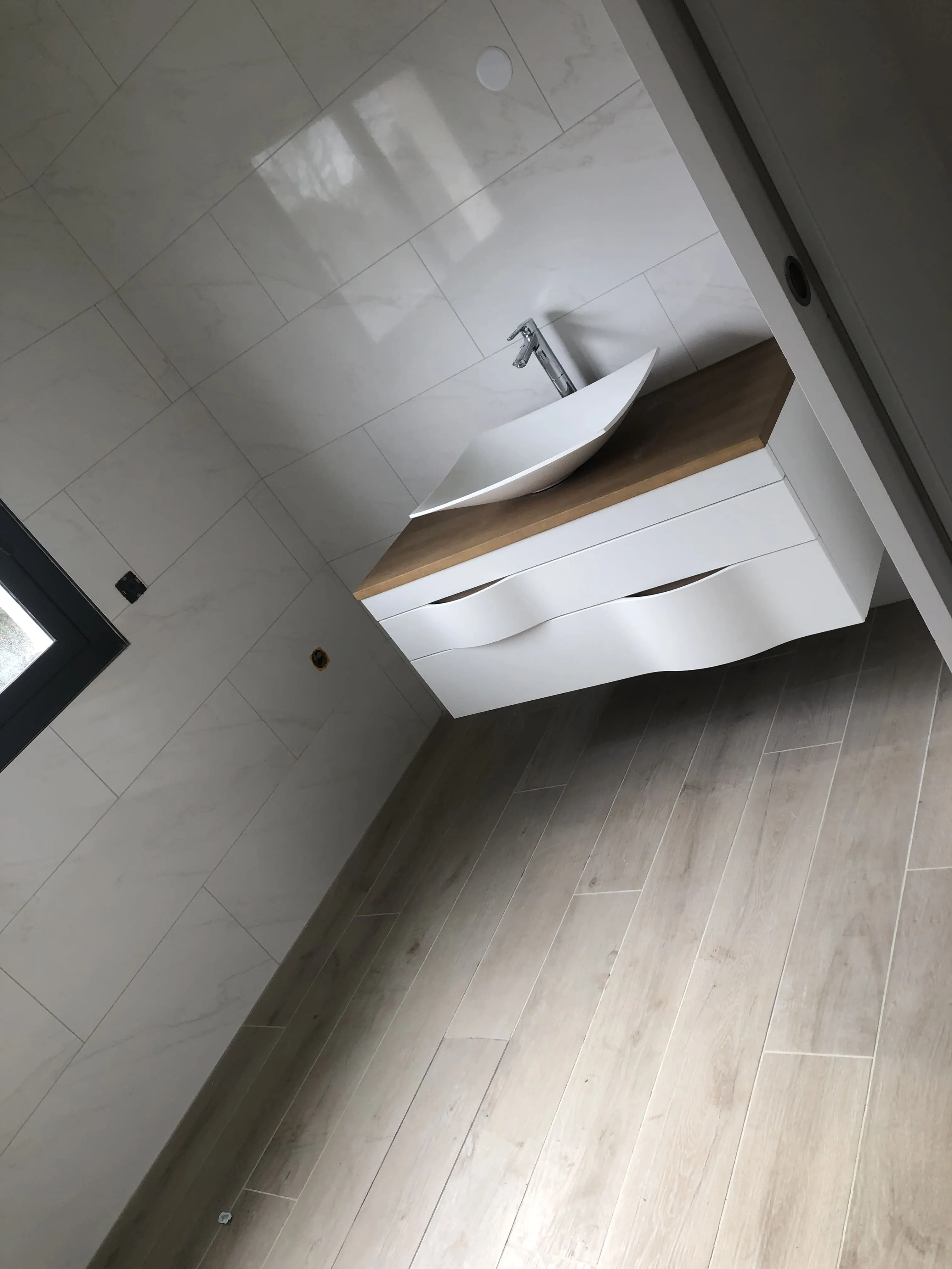 Salle de bain carrelage blanc