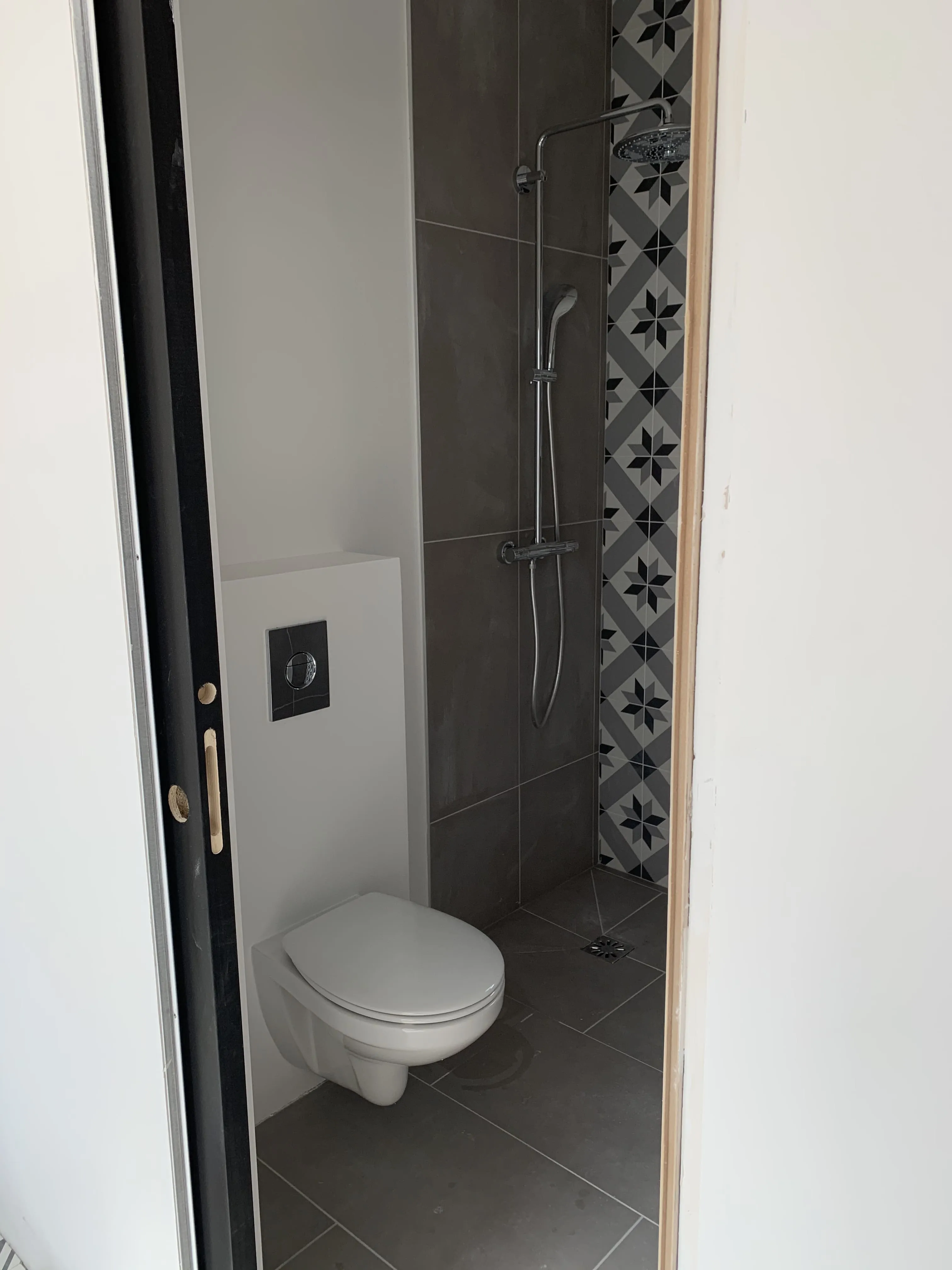 Toilette carrelage noir