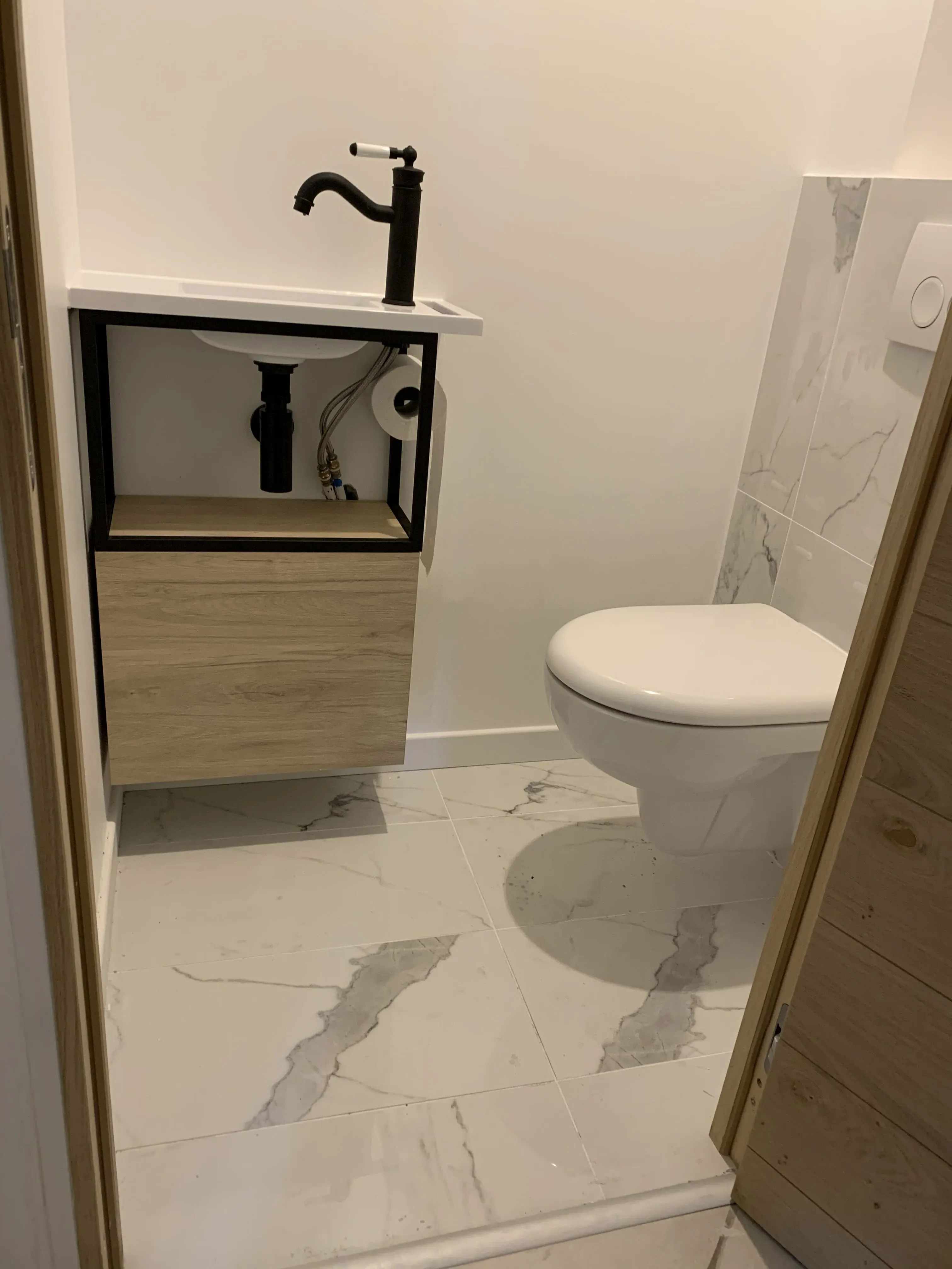 Salle de bain marbre et bois