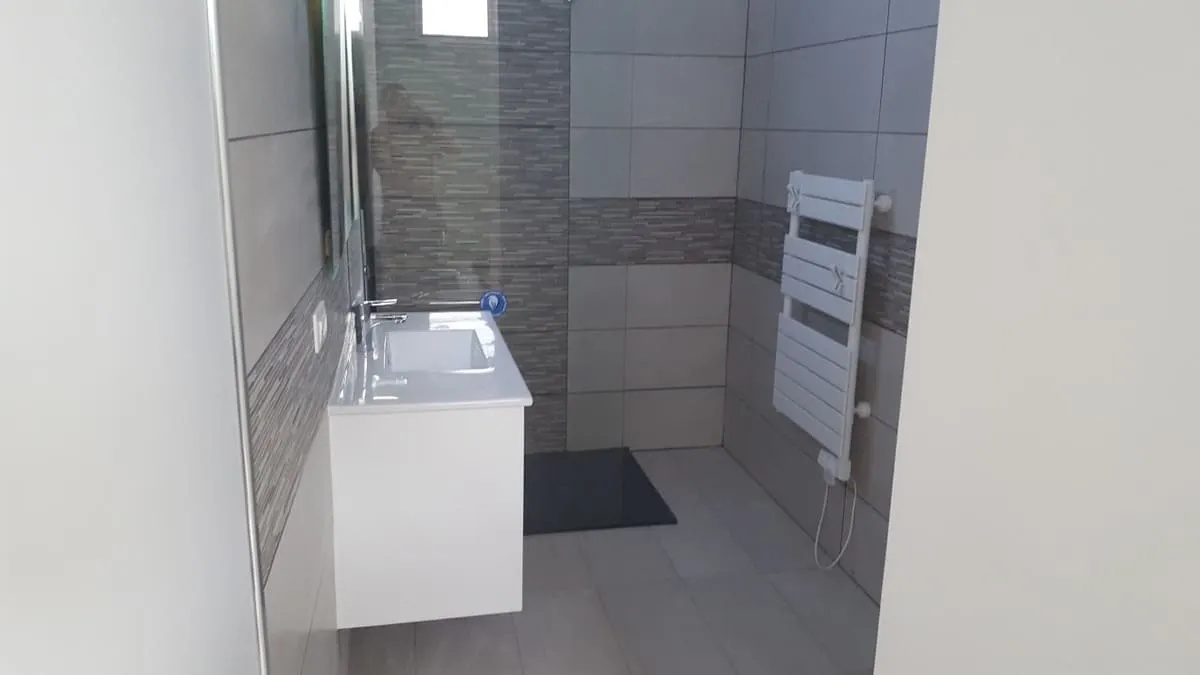 Salle de bain gris et blanc