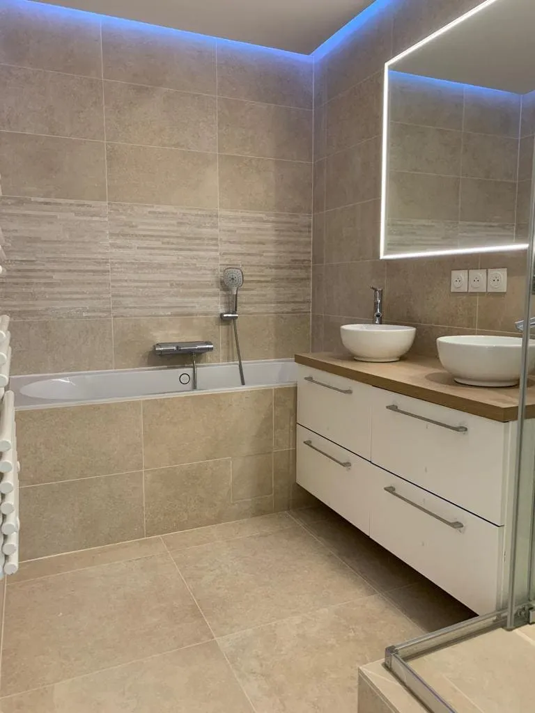 Salle de bain carrealge beige