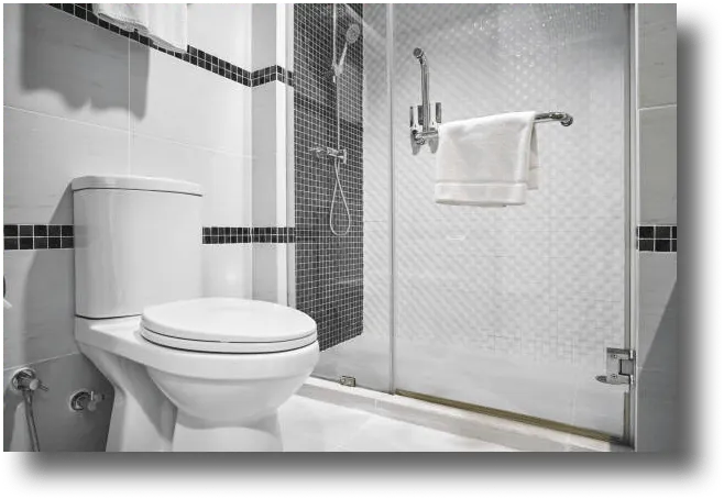 Salle de bain carrelage blanc et toilette