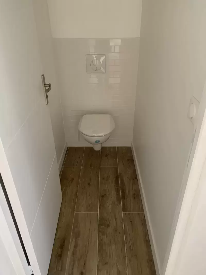 Toilette carrelage blanc et parquets