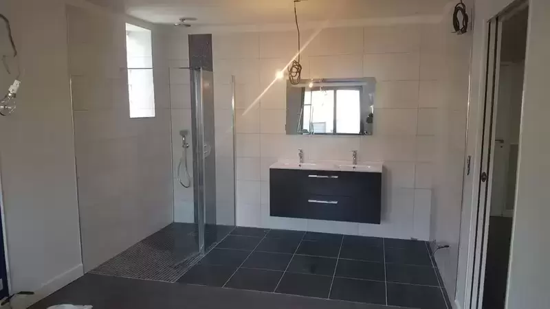 Rénovation salle de bain noir et blanc 4
