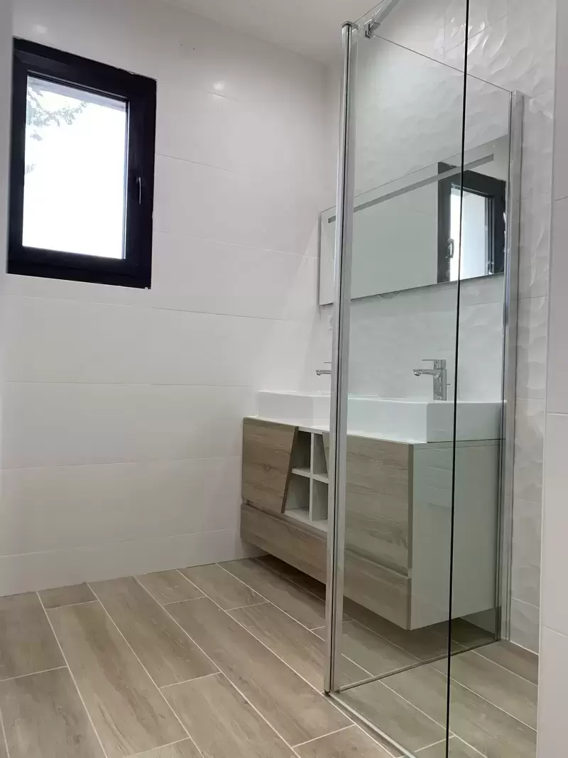 Réalisation salle de bain en bois et blanc