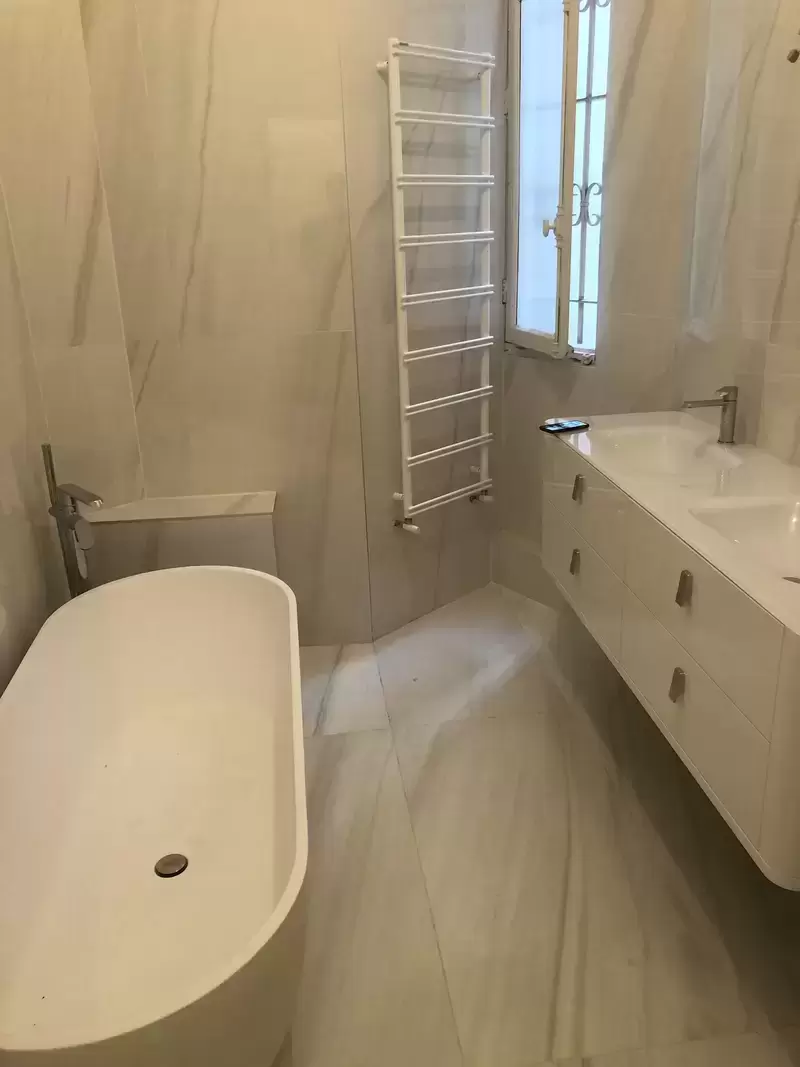 Salle de bain marbre et blanc
