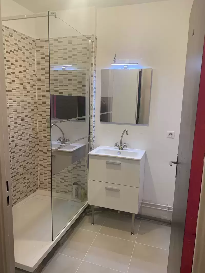 Salle de bain avec mirroir led