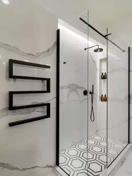 Salle de bain design noir et blanc